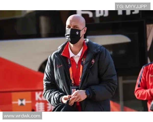 克鲁伊夫引领全攻全守足球革命的传奇之路与战术哲学探讨